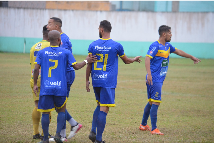 Pela Srie A2 do Pernambucano, Caruaru City jogou contra o Ipojuca com camisas compradas em loja